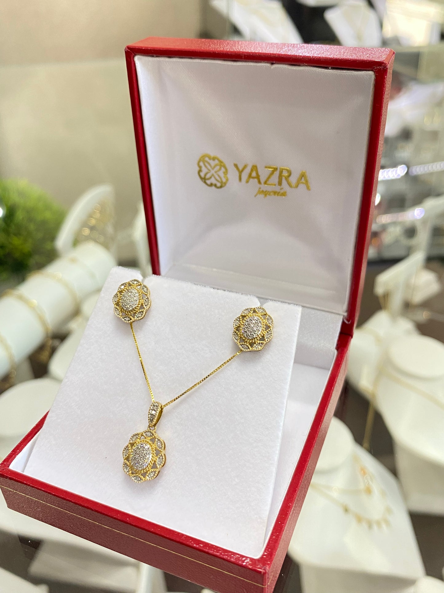 Juego ovalo con grabado de oro con diamantes y cadena