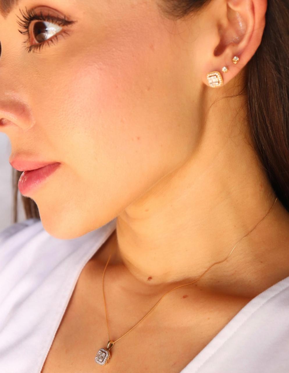 Juego cuadrado de oro con diamantes y cadena