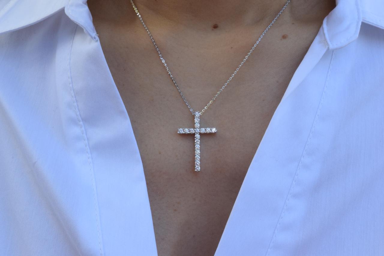 Dije cruz de oro con diamantes