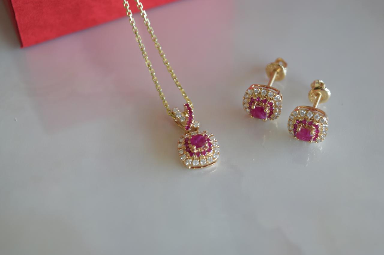 Juego de oro cuadrado con rubi natural y diamantes