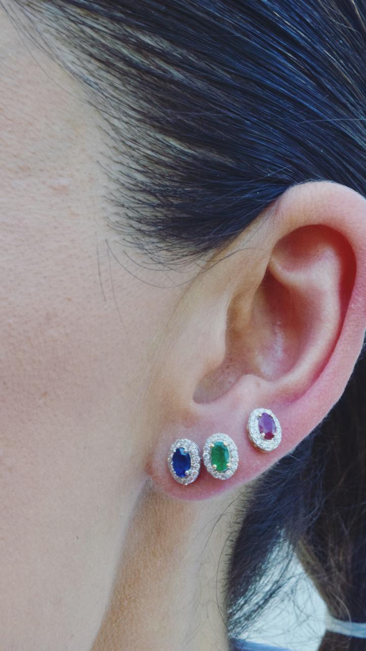 Aretes de oro con esmeralda natural con diamantes