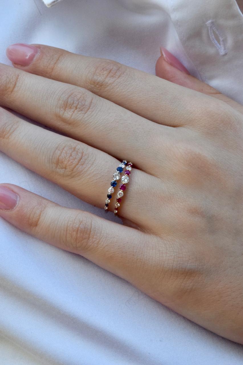 Anillo de oro delgado con rubi naturales y diamantes