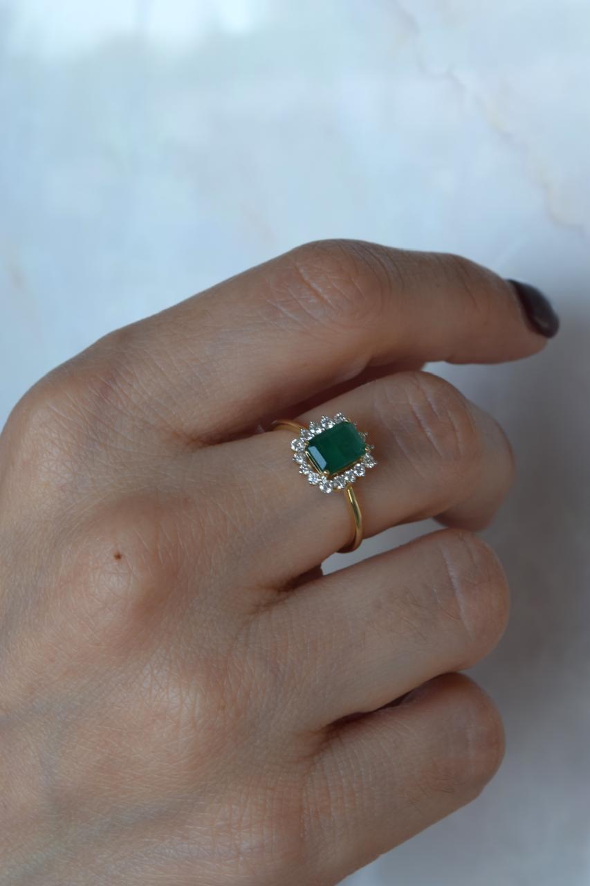 Anillo de oro con esemeralda natural y diamantes