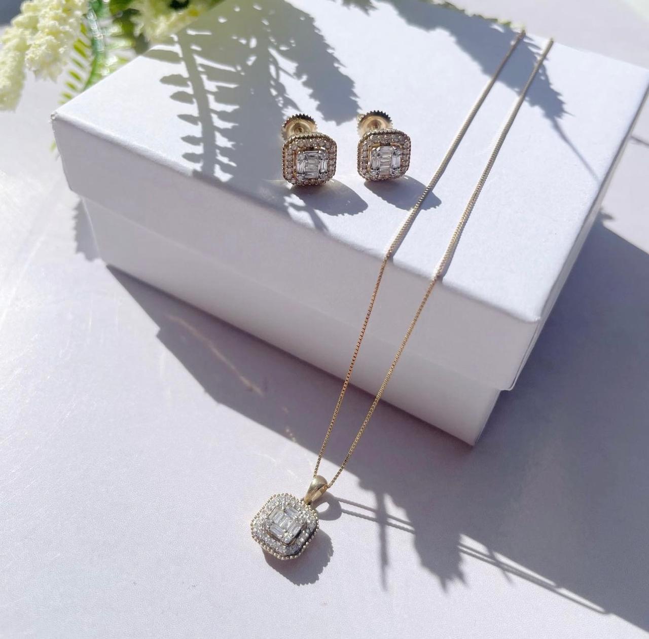 Juego cuadrado de oro con diamantes y cadena