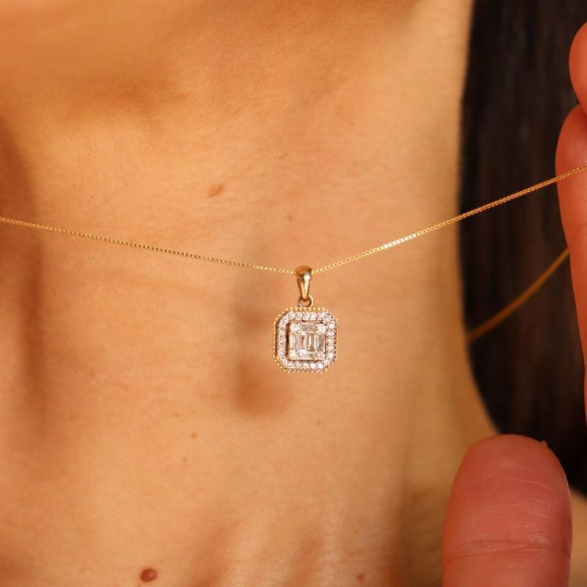 Juego cuadrado de oro con diamantes y cadena