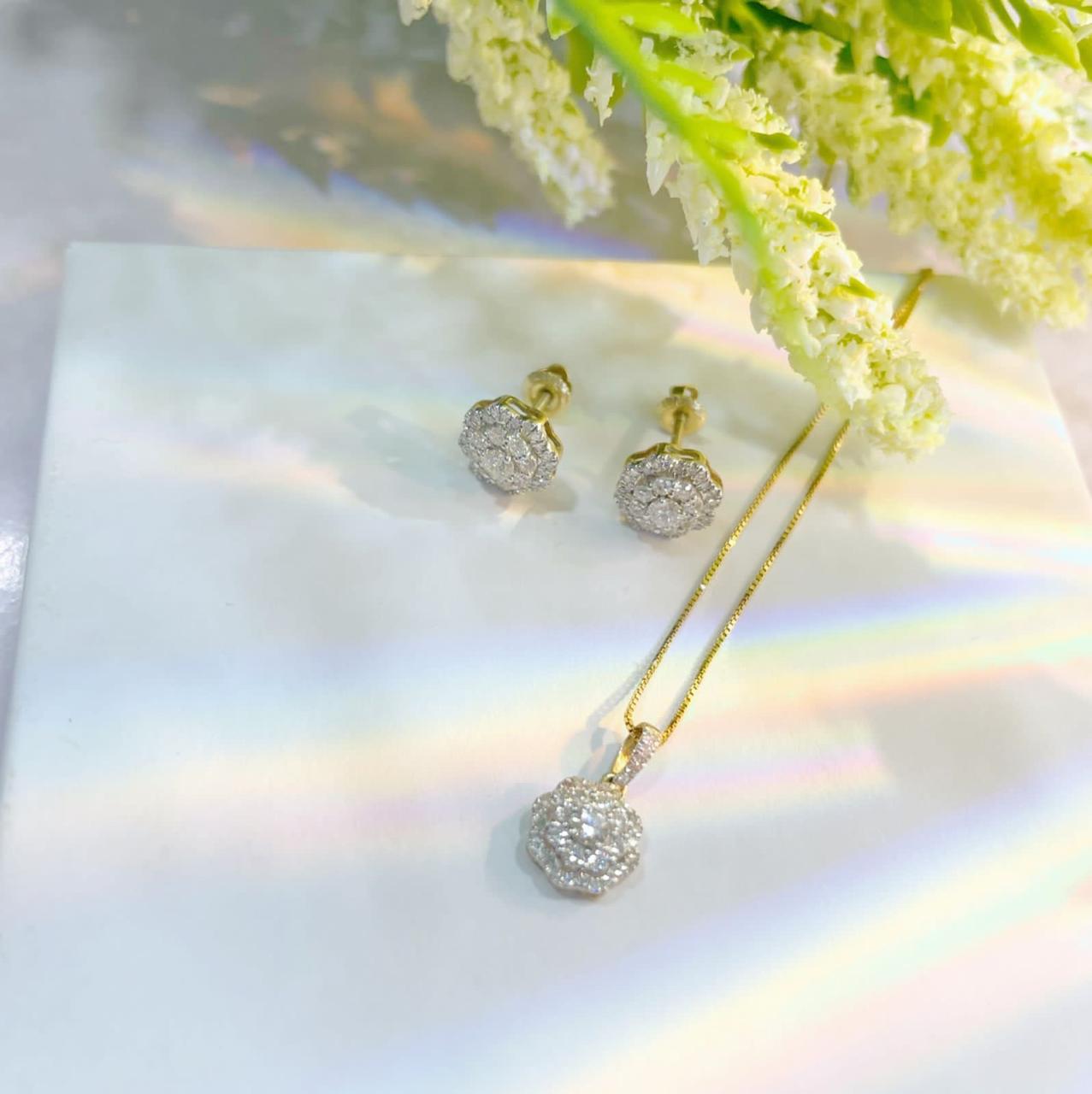 Juego tipo flor de oro con diamantes y cadena