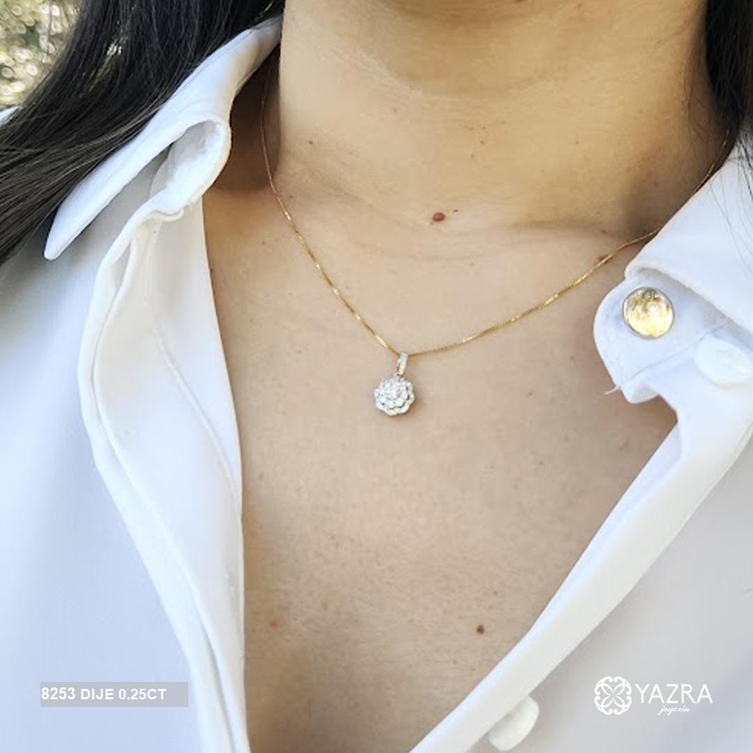 Juego tipo flor de oro con diamantes y cadena