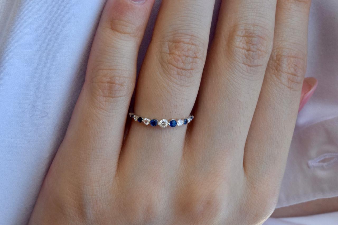 Anillo de oro delgado con zafiros naturales y diamantes