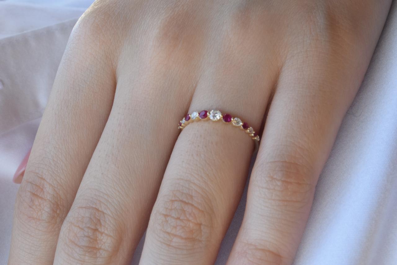 Anillo de oro delgado con rubi naturales y diamantes